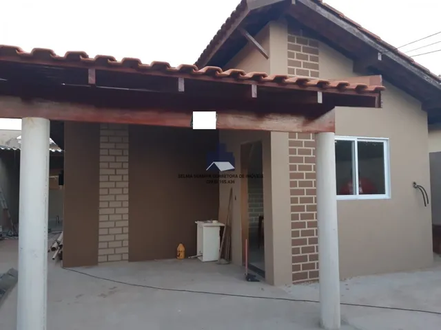 Imagem: A casa possui 4 Dormitórios, 1 Suíte, 2 Banheiros, 2