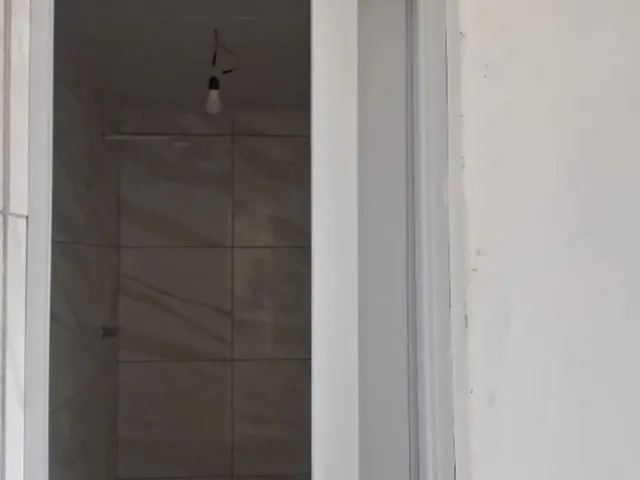 Imagem 3: Apartamento de Dois Quartos, Sala e Cozinha Americana, Banheiro, Varanda, Escada Independe