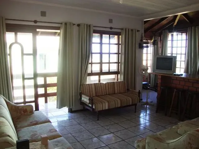 Imagem: O apartamento possui 4 Dormitórios, 2 Banheiros, Acomodam