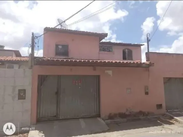 Imagem: Duas Casas a Menos de 200 Metros da Avenida