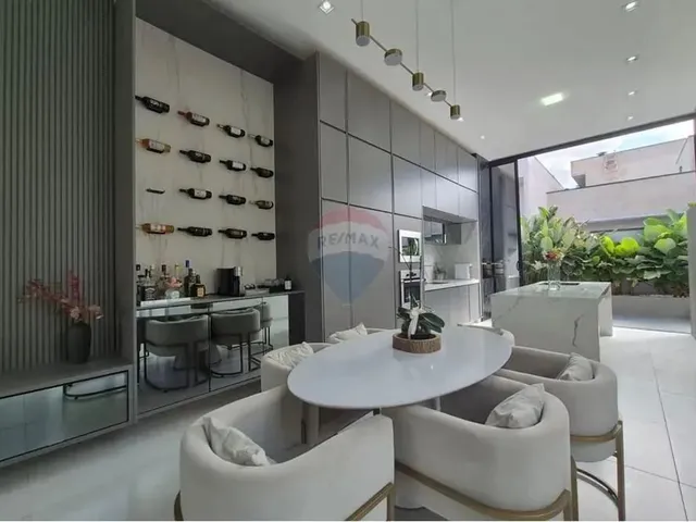 Imagem: A casa possui 2 Dormitórios, 1 Suíte, 2 Banheiros, 4
