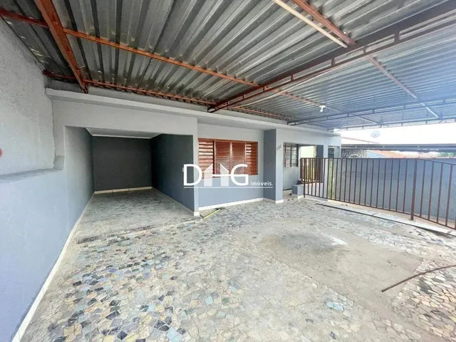 Imagem: A casa possui 3 Dormitórios, 1 Banheiro, 2 Vagas na