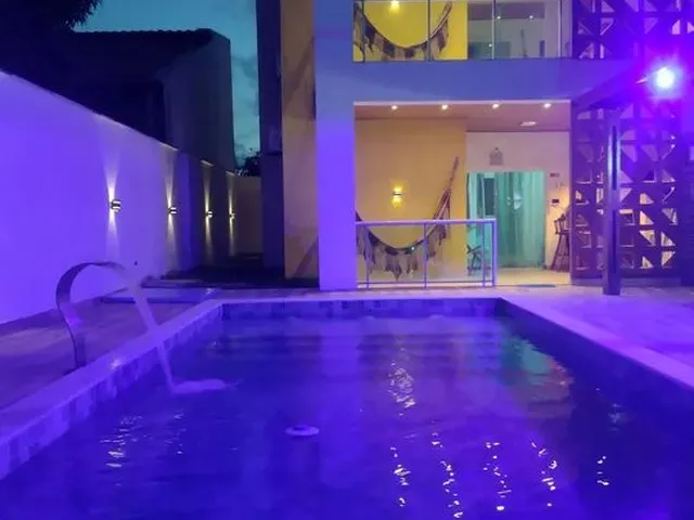 Imagem: A casa possui 4 Dormitórios, Acomodam 20 pessoas, 5 Vagas