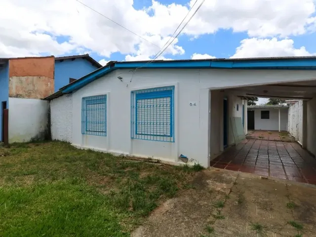 Imagem: A casa possui 3 Dormitórios, 1 Banheiro, 3 Vagas na