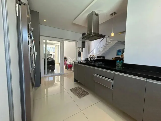 Imagem 13: Casa Moderna com 3 Suítes, 2 Escritórios e Excelente Padrão Construtivo