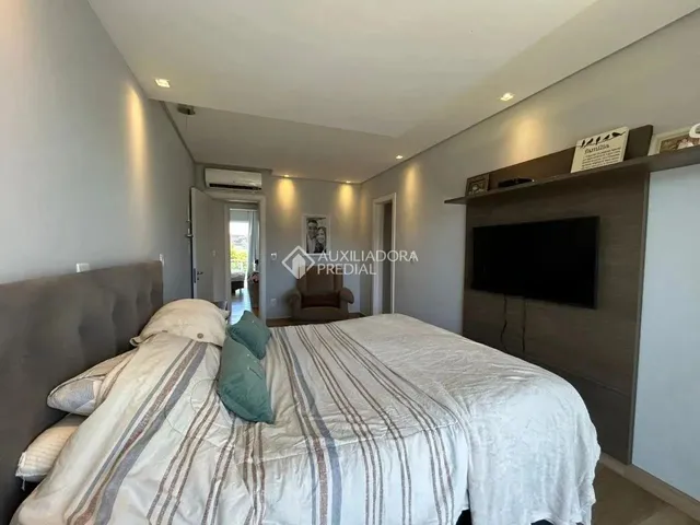 Imagem 2: Casa Moderna com 3 Suítes, 2 Escritórios e Excelente Padrão Construtivo