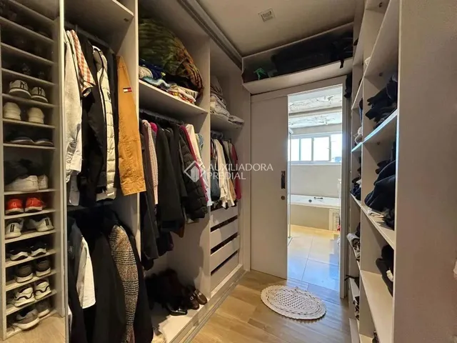 Imagem 9: Casa Moderna com 3 Suítes, 2 Escritórios e Excelente Padrão Construtivo