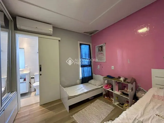 Imagem 12: Casa Moderna com 3 Suítes, 2 Escritórios e Excelente Padrão Construtivo