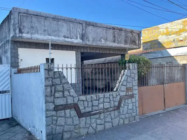Imagem: A casa possui 3 Dormitórios, 1 Suíte, 2 Banheiros, 1 Vaga