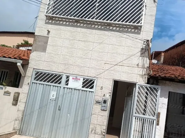 Imagem: A casa possui 3 Dormitórios, 1 Suíte, 2 Banheiros e está