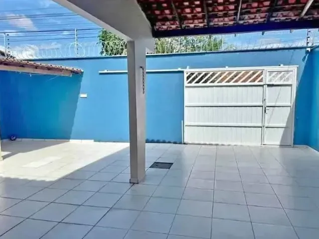 Imagem: A casa possui 3 Dormitórios, 2 Banheiros, 2 Vagas na