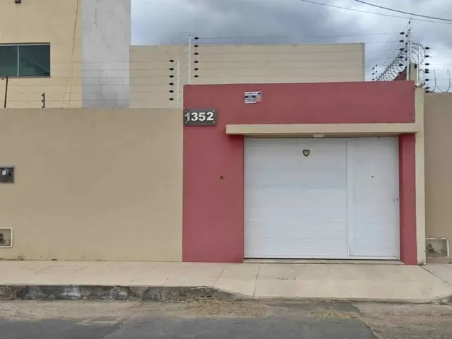Imagem: A casa possui 3 Dormitórios, 2 Banheiros, 3 Vagas na