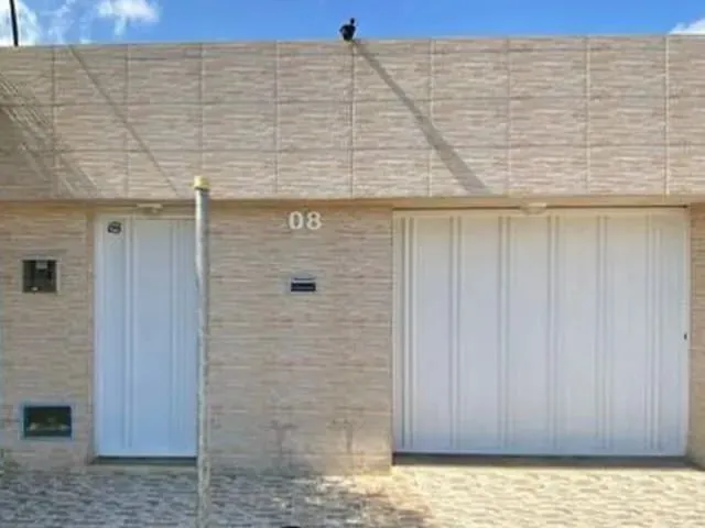 Imagem: A casa possui 3 Dormitórios, 2 Banheiros, 1 Vaga na