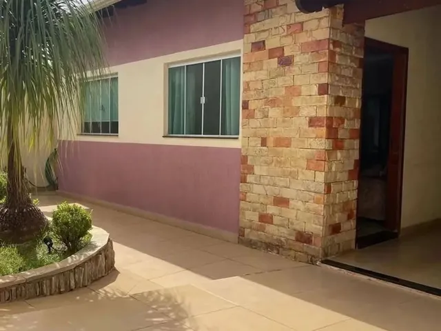 Imagem: A casa possui 3 Dormitórios, 1 Suíte, 2 Banheiros, 1 Vaga