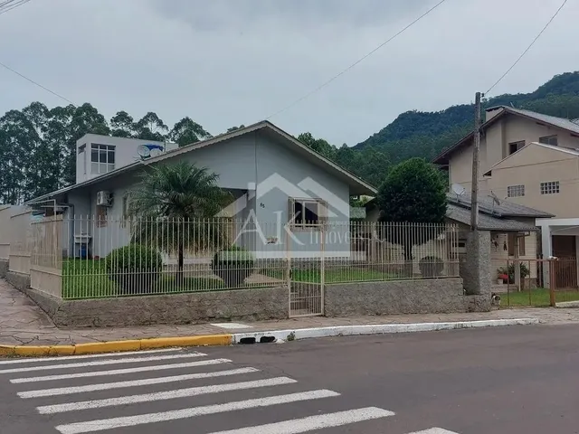Imagem: Casa em Terreno de Esquina, na Cidade de