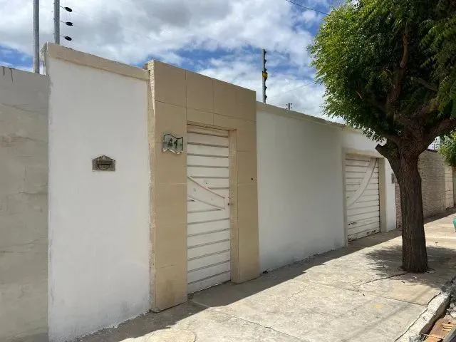Imagem: A casa possui 2 Dormitórios, 3 Banheiros, 3 Vagas na