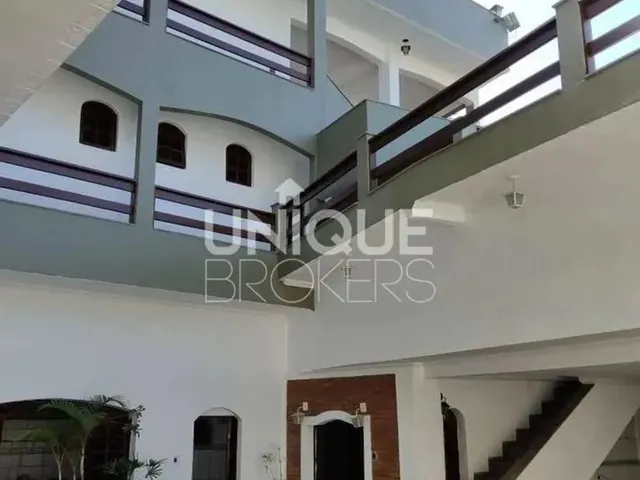 Imagem: A casa possui 5 Dormitórios, 4 Banheiros, 5 Vagas na