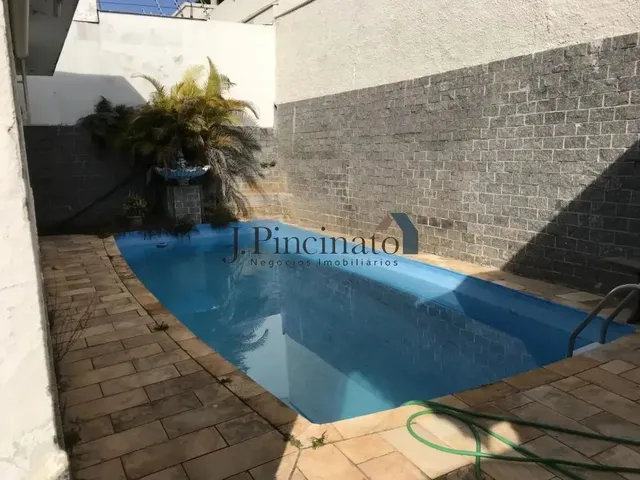 Imagem: A casa possui 3 Dormitórios, 1 Suíte, 3 Banheiros, 3