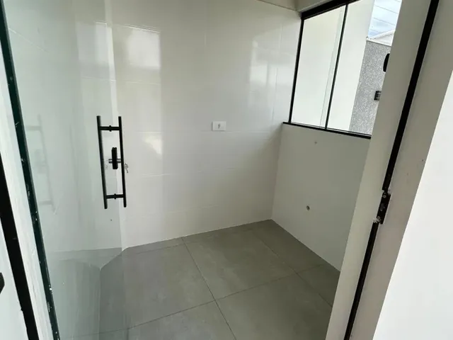 Imagem 10: Casa Moderna com Pé Direito Alto e Amplo Espaço nos Fundos- Direto com Proprietário!