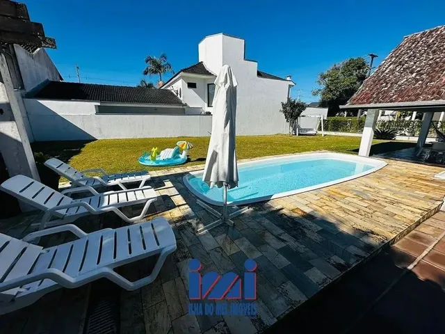 Imagem: Casa Espaçosa com Piscina no Atami
