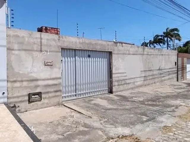 Imagem: A casa possui 3 Dormitórios, 2 Banheiros, 3 Vagas na