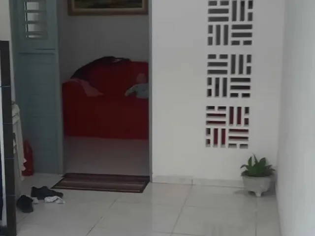 Imagem: A casa possui 3 Dormitórios, 1 Banheiro, 1 Vaga na