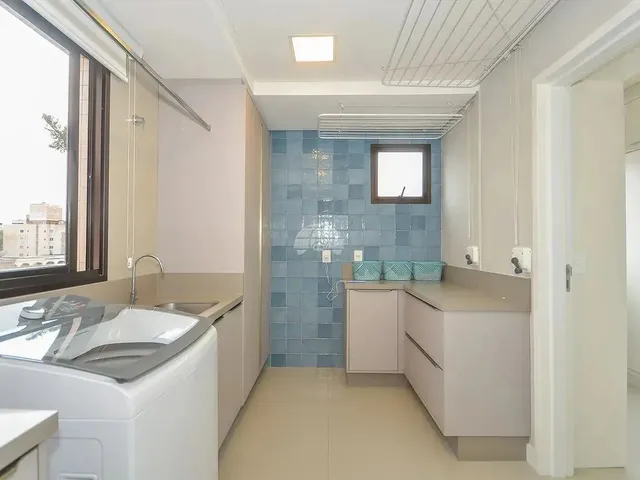 Imagem 15: Imóvel para Venda Possui 163 Metros Quadrados com 4 Quartos em Bacacheri - Curitiba - Pr