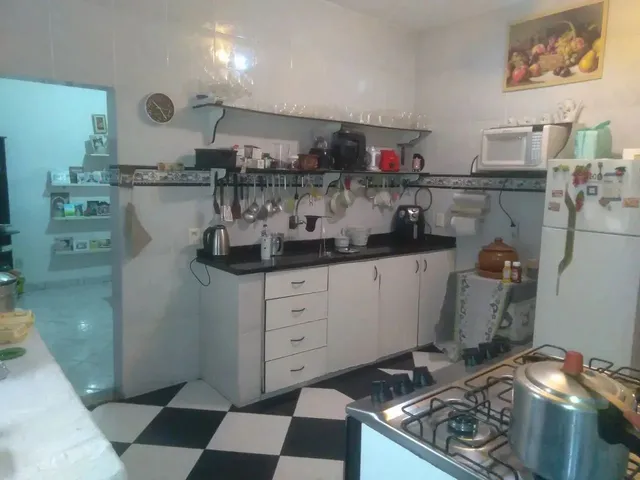 Imagem: A casa possui 3 Dormitórios, 2 Banheiros, 4 Vagas na