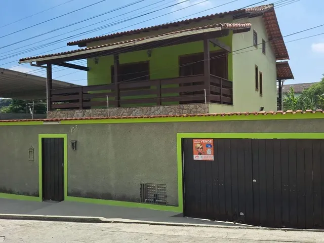 Imagem: A casa possui 4 Dormitórios, 1 Suíte, 3 Banheiros, 2