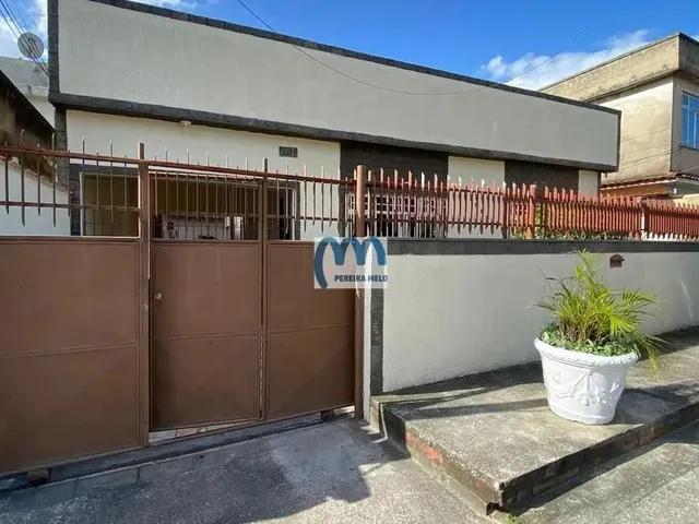 Imagem: A casa possui 3 Dormitórios, 2 Banheiros, 2 Vagas na