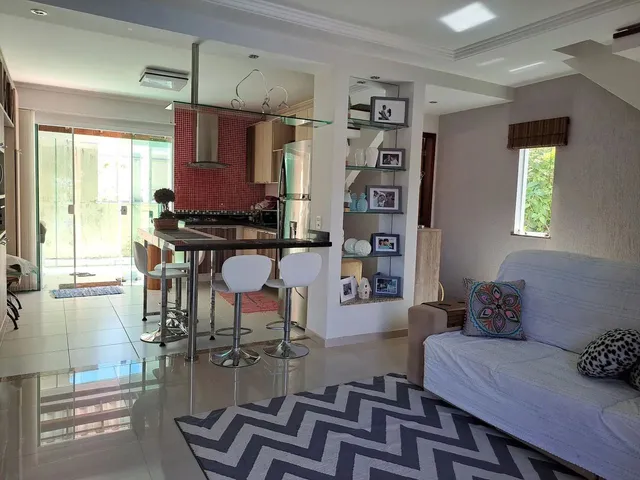 Imagem: A casa em condomínio possui 2 Dormitórios, 2 Suítes, 3