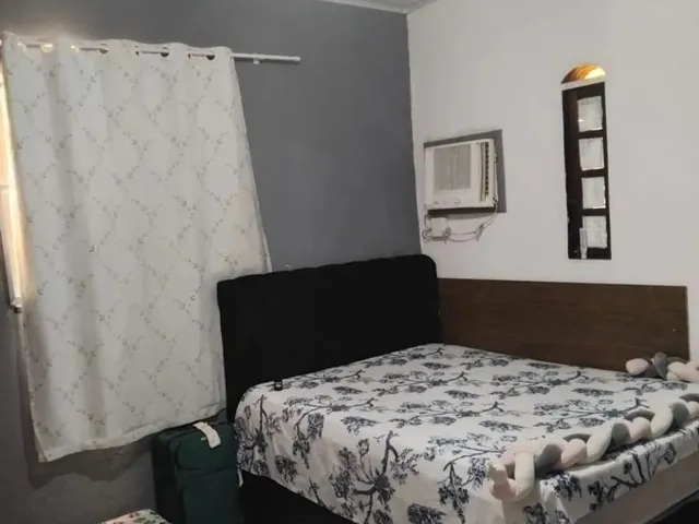 Imagem: A casa possui 1 Dormitório, 1 Banheiro, 1 Vaga na garagem,