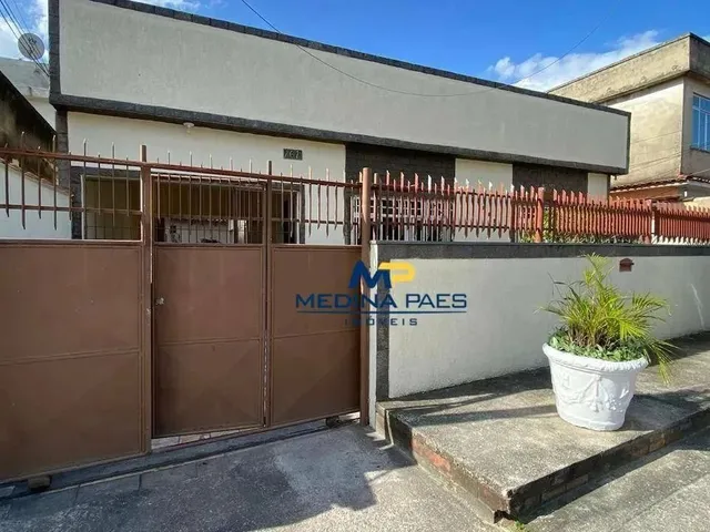 Imagem: A casa possui 3 Dormitórios, 2 Banheiros, 2 Vagas na