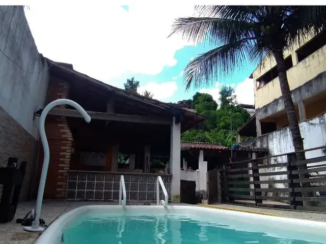 Imagem: A casa possui 2 Dormitórios, 3 Banheiros, 5 Vagas na