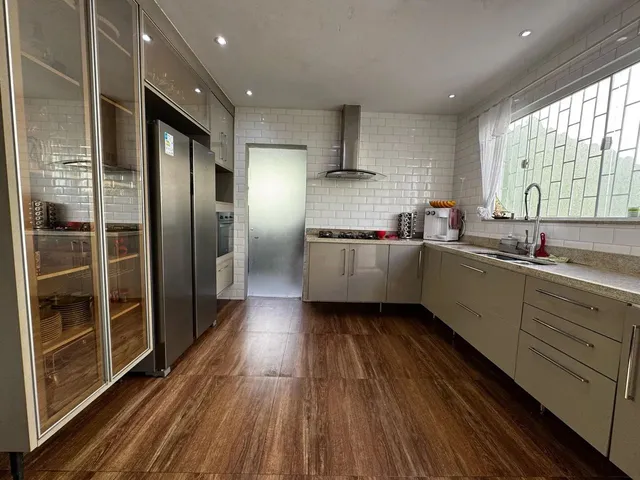 Imagem: A casa possui 3 Dormitórios, 1 Suíte, 2 Banheiros, 2