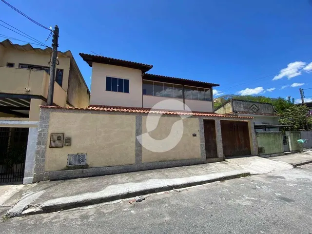 Imagem: A casa possui 3 Dormitórios, 2 Banheiros, 4 Vagas na