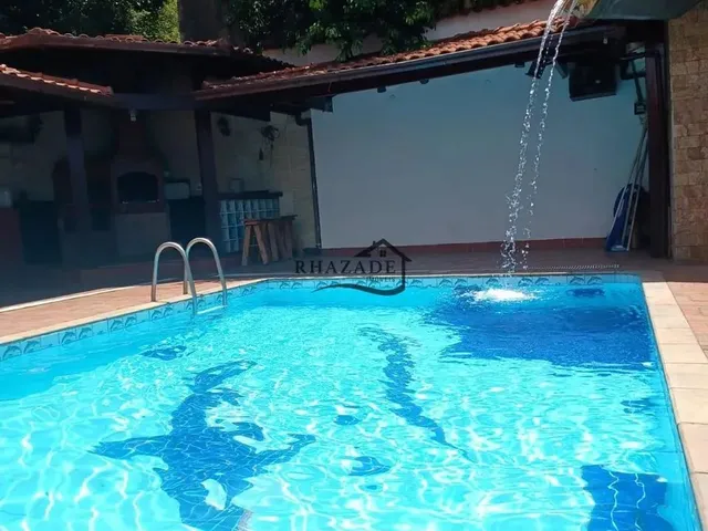 Imagem: A casa possui 3 Dormitórios, 4 Banheiros, 2 Vagas na