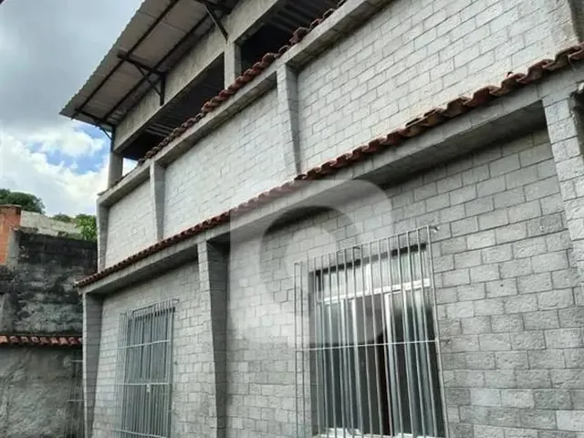 Imagem: A casa possui 3 Dormitórios, 1 Banheiro, 3 Vagas na