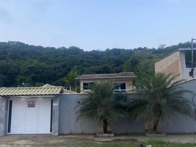 Imagem: A casa possui 3 Dormitórios, 3 Banheiros, 2 Vagas na