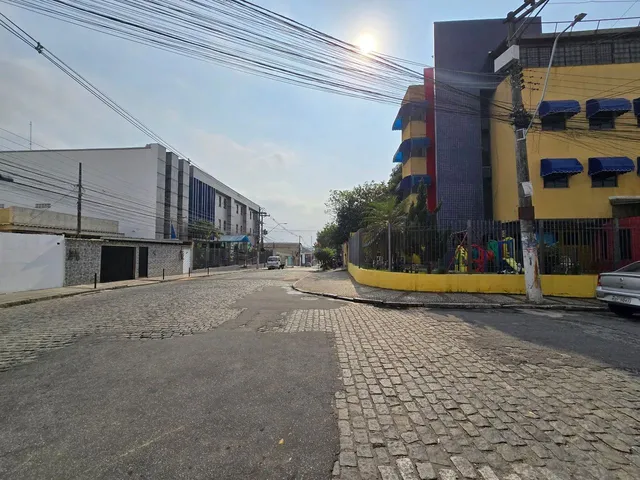 Imagem: A casa possui 5 Dormitórios, 4 Banheiros, 2 Vagas na