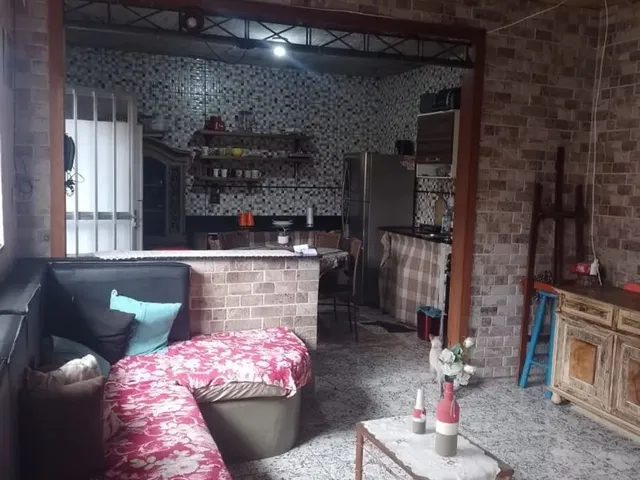 Imagem: A casa possui 3 Dormitórios, 3 Banheiros, 1 Vaga na