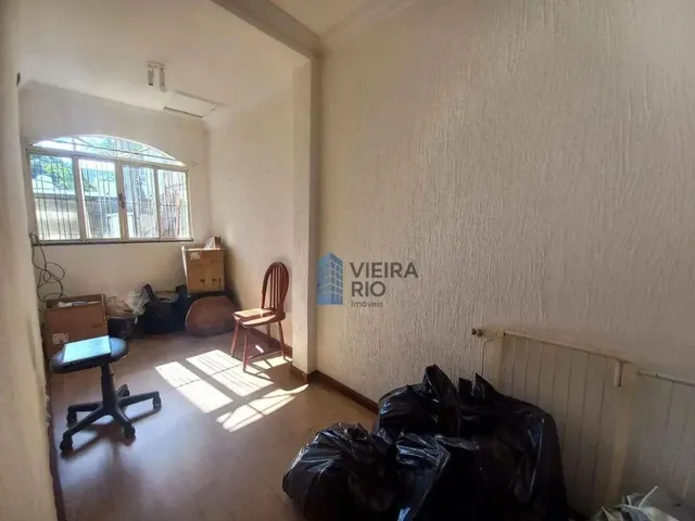 Imagem 3: Casa com 4 Quartos e Piscina