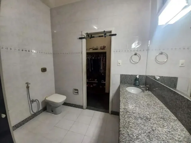 Imagem 2: Casa com 4 Quartos e Piscina