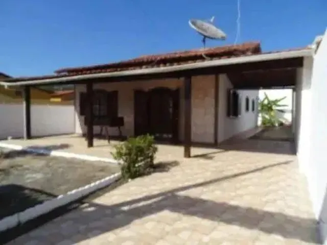Imagem: A casa possui 3 Dormitórios, 1 Suíte, 2 Banheiros, 2