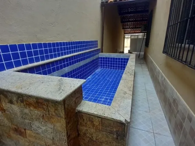 Imagem: A casa possui 3 Dormitórios, 2 Banheiros, 2 Vagas na