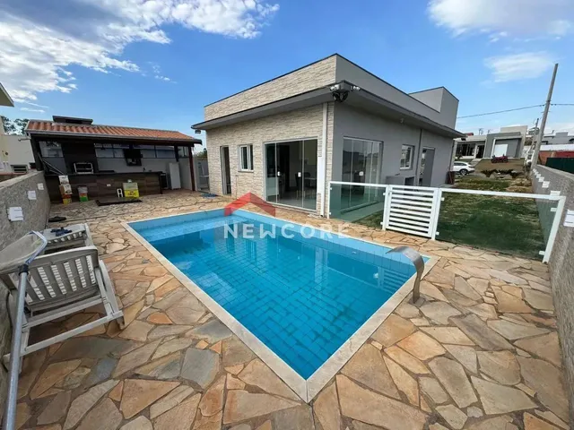 Imagem: A casa possui 3 Dormitórios, 2 Suítes, 2 Banheiros, 2