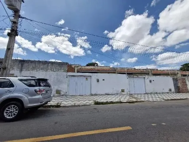Imagem: A casa possui 1 Dormitório, 1 Banheiro, 1 Vaga na garagem,