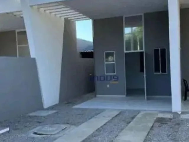 Imagem: A casa possui 3 Dormitórios, 2 Banheiros, 2 Vagas na