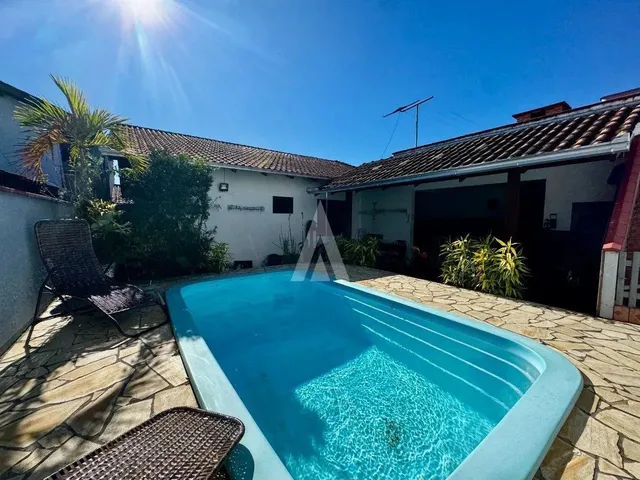 Imagem: Casa com 1 Suíte(S) Mais 2 Quarto(S) À