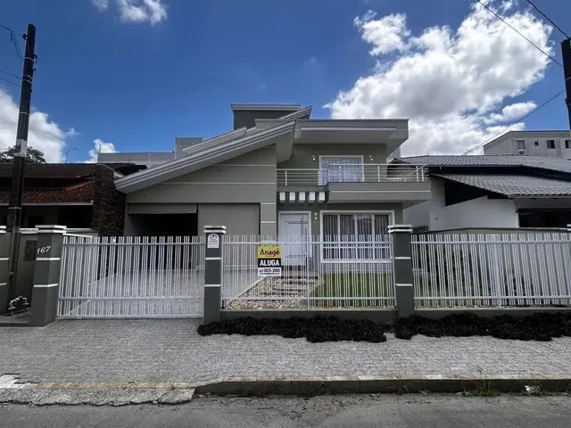 Imagem: A casa possui 2 Dormitórios, 2 Suítes, 3 Banheiros, 2